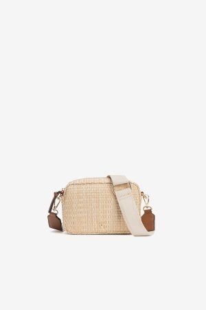 Cartera beige con textura trenzada